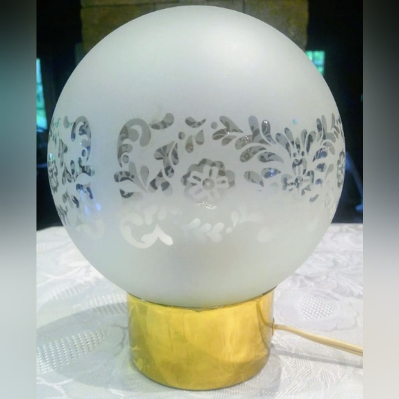 Leviton VTG glass globe lamp, on brass pedistal - Picture 6 of 13